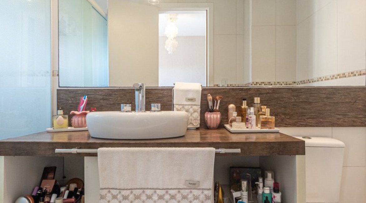 Casa à venda com 272m², 3 dormitórios, 1 suíte, 4 vagas, no bairro Tristeza em Porto Alegre