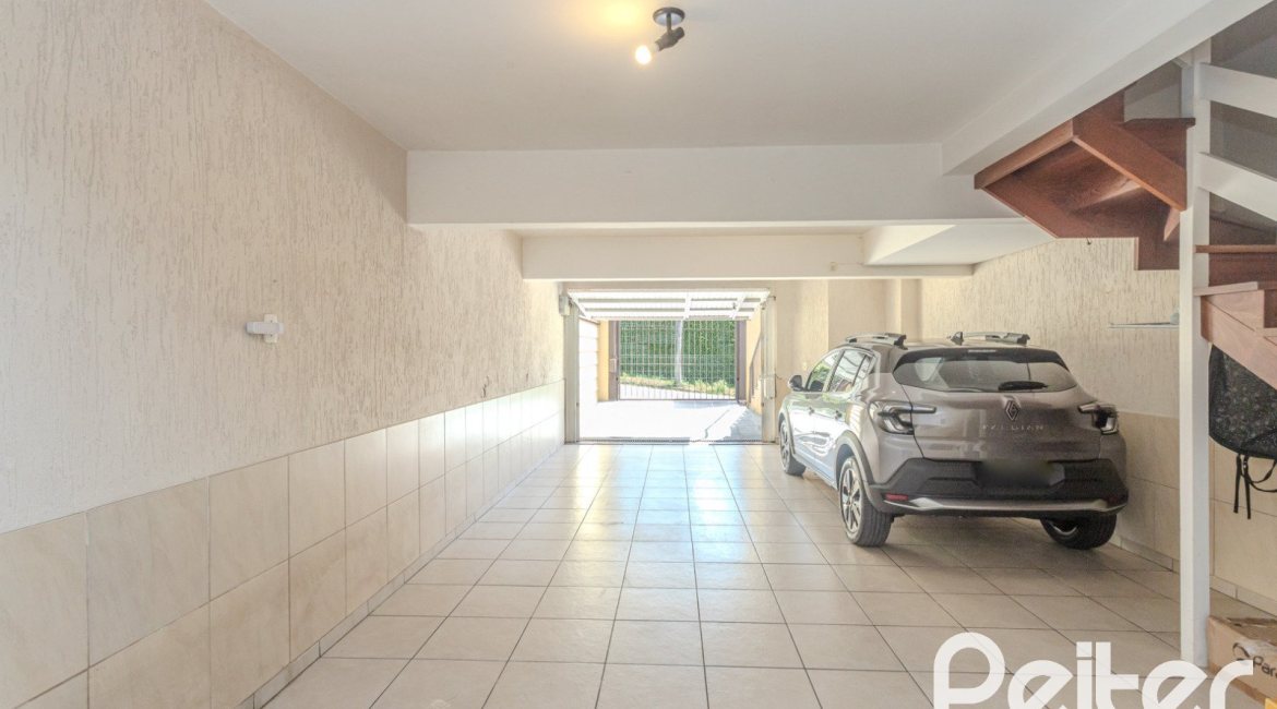 Casa à venda com 272m², 3 dormitórios, 1 suíte, 4 vagas, no bairro Tristeza em Porto Alegre