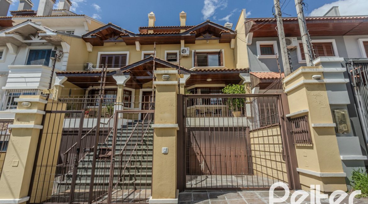 Casa à venda com 272m², 3 dormitórios, 1 suíte, 4 vagas, no bairro Tristeza em Porto Alegre