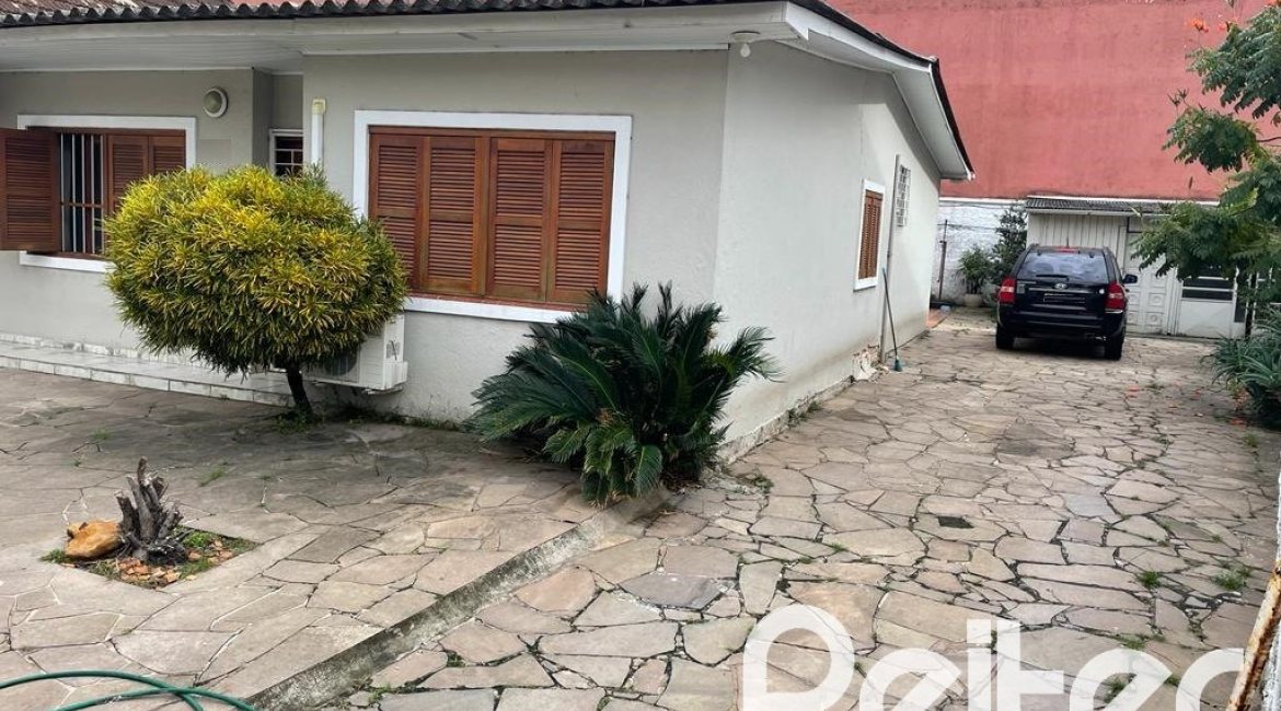 Casa à venda com 159m², 3 dormitórios, 1 suíte, 4 vagas, no bairro Tristeza em Porto Alegre