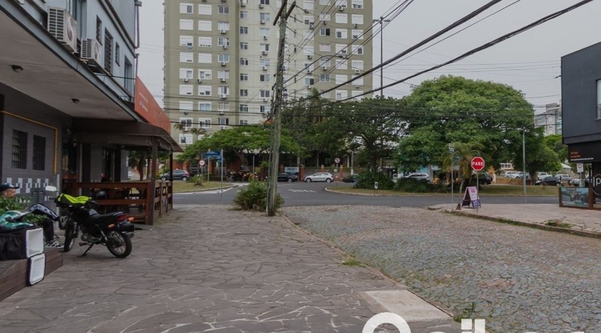 Casa à venda com 159m², 3 dormitórios, 1 suíte, 4 vagas, no bairro Tristeza em Porto Alegre