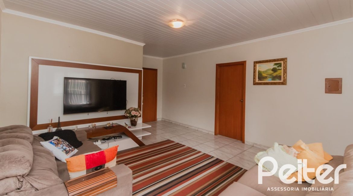 Casa à venda com 159m², 3 dormitórios, 1 suíte, 4 vagas, no bairro Tristeza em Porto Alegre