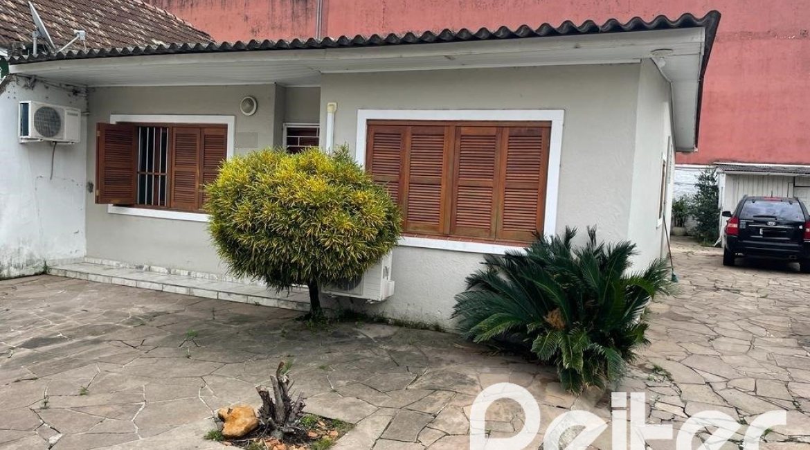 Casa à venda com 159m², 3 dormitórios, 1 suíte, 4 vagas, no bairro Tristeza em Porto Alegre