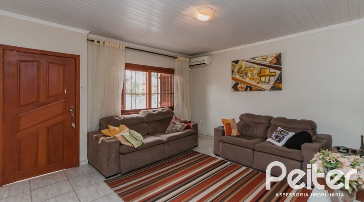 Casa à venda com 159m², 3 dormitórios, 1 suíte, 4 vagas, no bairro Tristeza em Porto Alegre