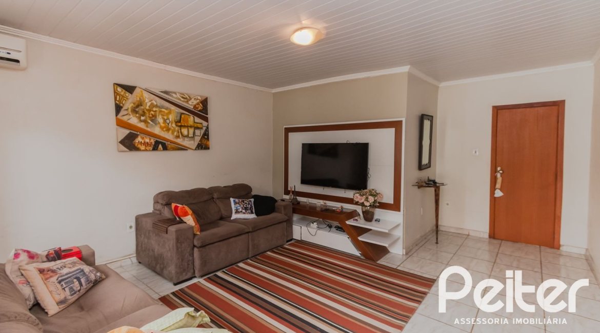 Casa à venda com 159m², 3 dormitórios, 1 suíte, 4 vagas, no bairro Tristeza em Porto Alegre