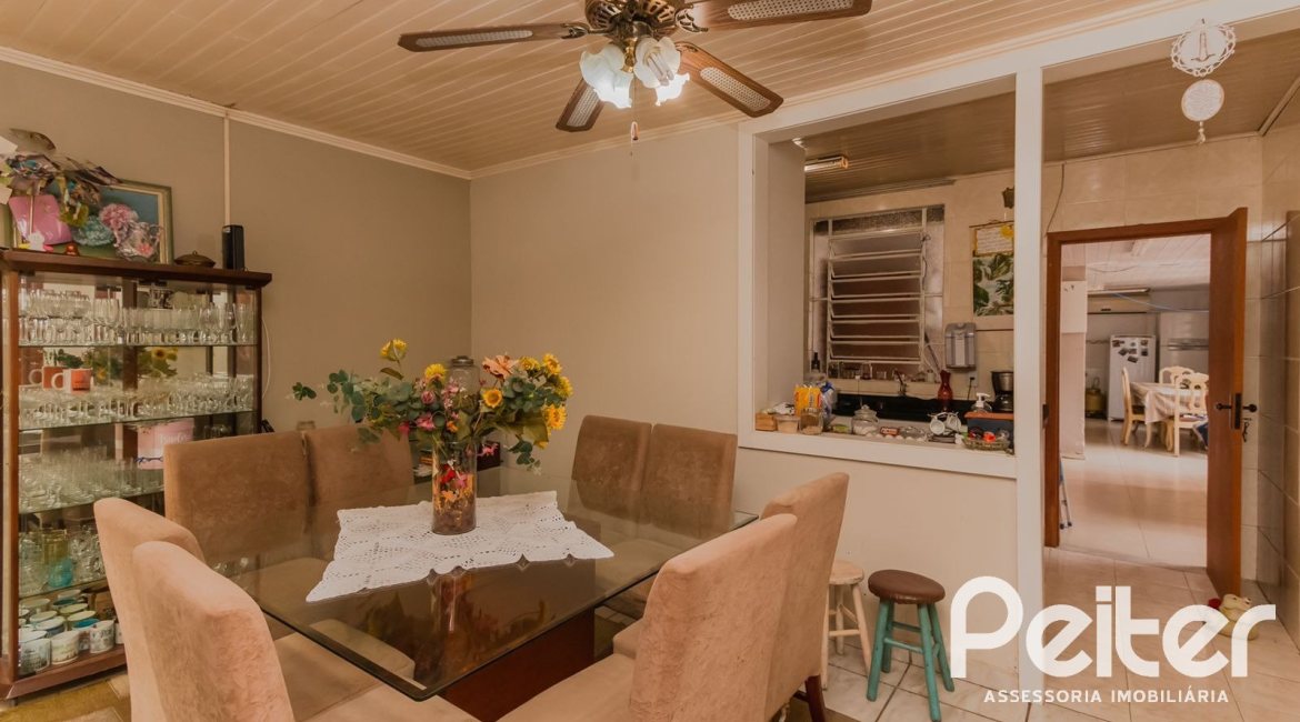 Casa à venda com 159m², 3 dormitórios, 1 suíte, 4 vagas, no bairro Tristeza em Porto Alegre