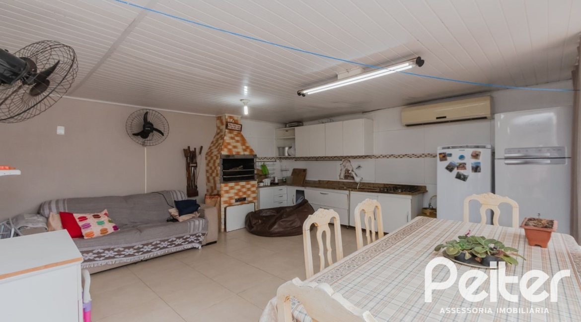 Casa à venda com 159m², 3 dormitórios, 1 suíte, 4 vagas, no bairro Tristeza em Porto Alegre