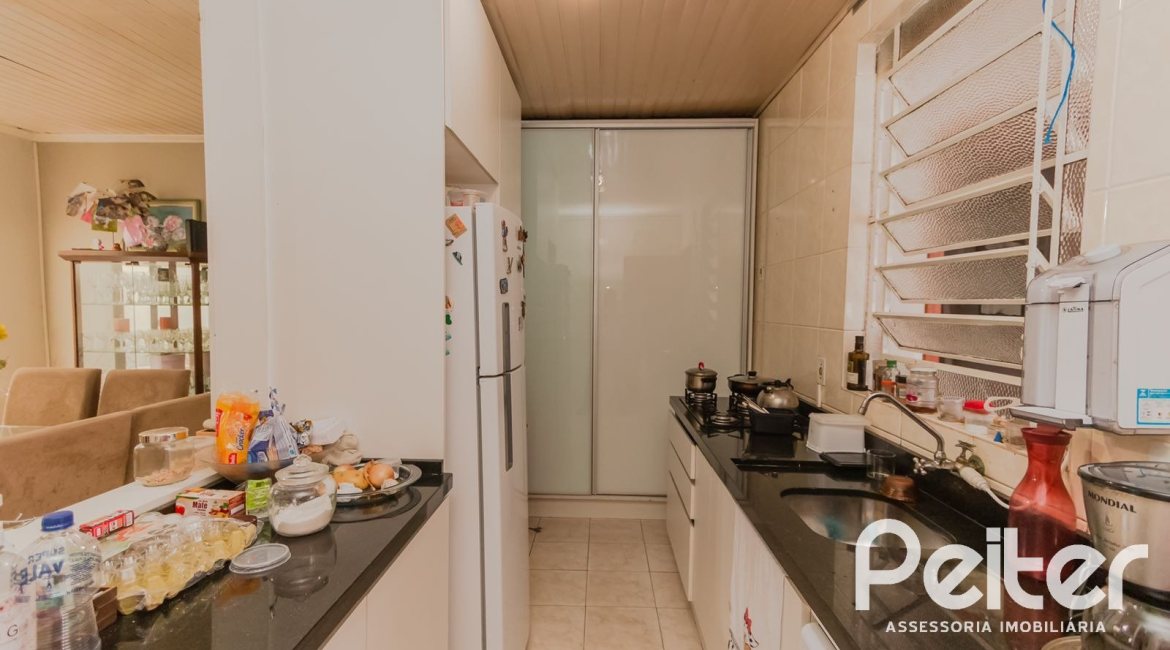 Casa à venda com 159m², 3 dormitórios, 1 suíte, 4 vagas, no bairro Tristeza em Porto Alegre