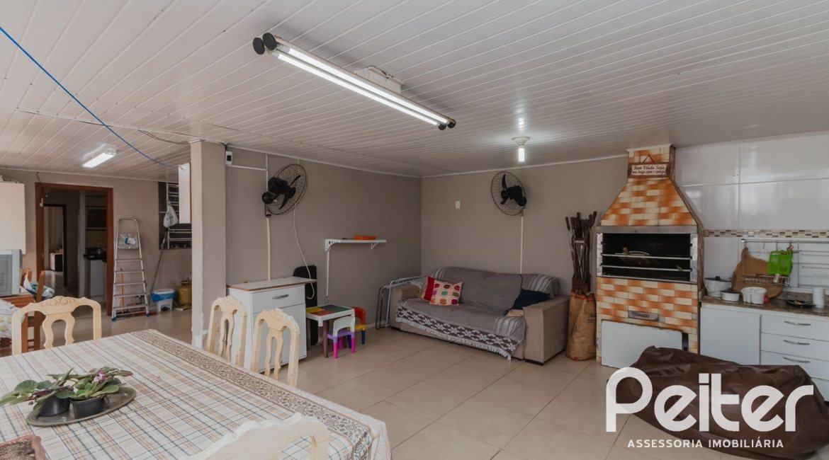 Casa à venda com 159m², 3 dormitórios, 1 suíte, 4 vagas, no bairro Tristeza em Porto Alegre