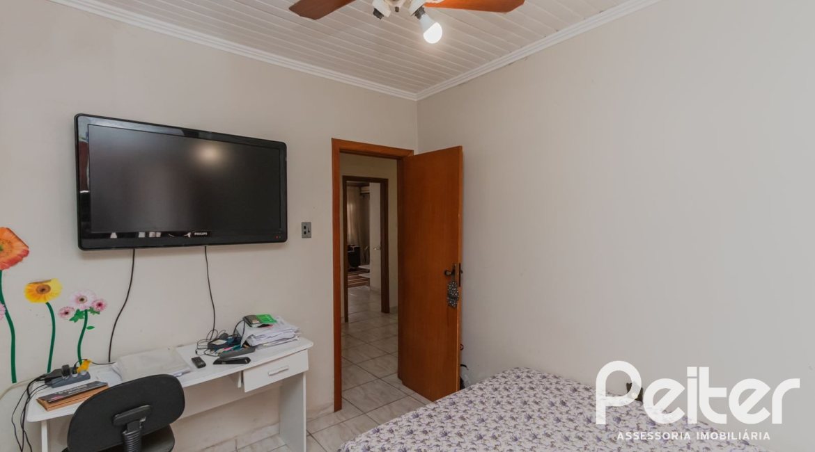 Casa à venda com 159m², 3 dormitórios, 1 suíte, 4 vagas, no bairro Tristeza em Porto Alegre