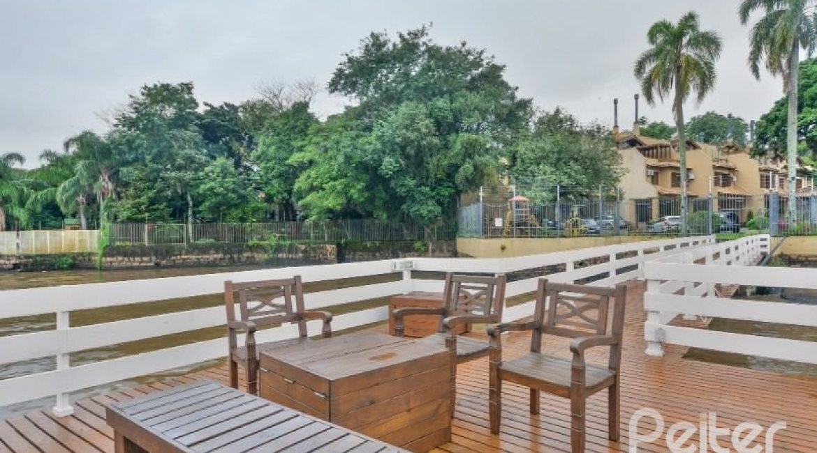 Casa em Condomínio à venda com 338m², 3 dormitórios, 1 suíte, 2 vagas, no bairro Tristeza em PORTO ALEGRE