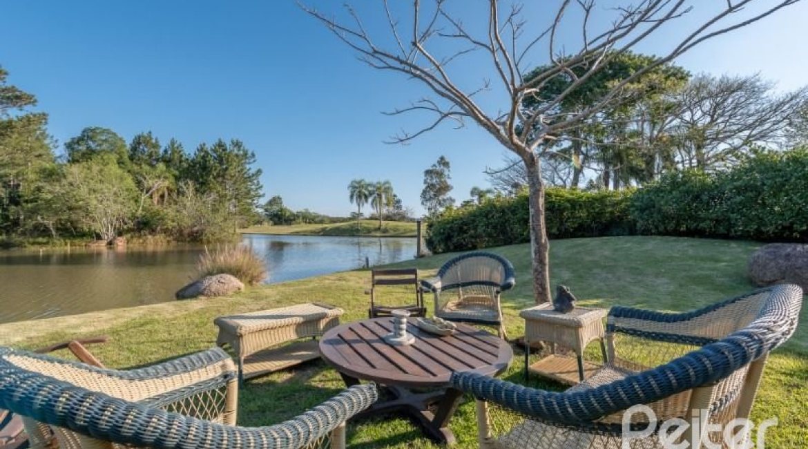 Casa em Condomínio à venda com 817m², 5 dormitórios, 5 suítes, 8 vagas, no bairro Terra Ville em PORTO ALEGRE