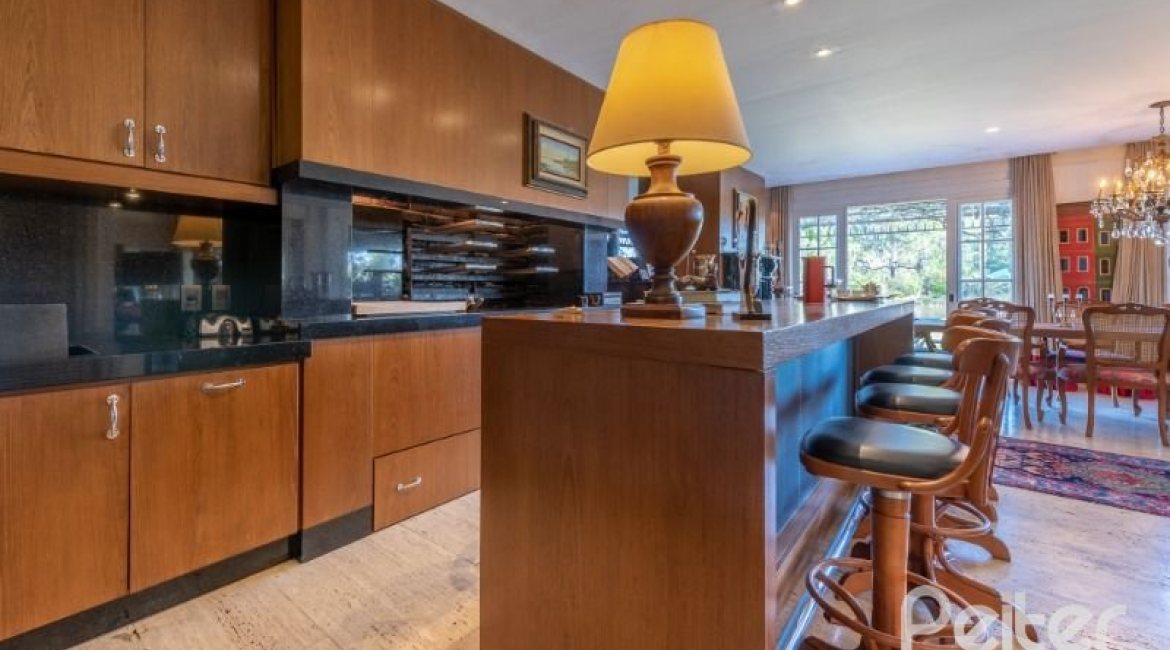 Casa em Condomínio à venda com 817m², 5 dormitórios, 5 suítes, 8 vagas, no bairro Terra Ville em PORTO ALEGRE