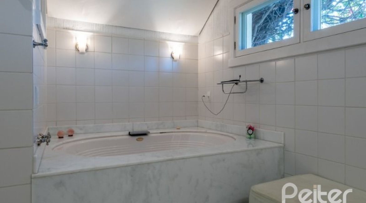 Casa em Condomínio à venda com 817m², 5 dormitórios, 5 suítes, 8 vagas, no bairro Terra Ville em PORTO ALEGRE