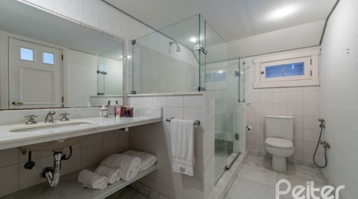 Casa em Condomínio à venda com 817m², 5 dormitórios, 5 suítes, 8 vagas, no bairro Terra Ville em PORTO ALEGRE