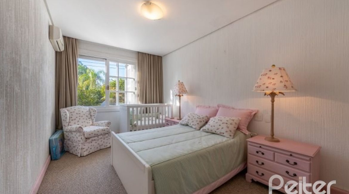 Casa em Condomínio à venda com 817m², 5 dormitórios, 5 suítes, 8 vagas, no bairro Terra Ville em PORTO ALEGRE