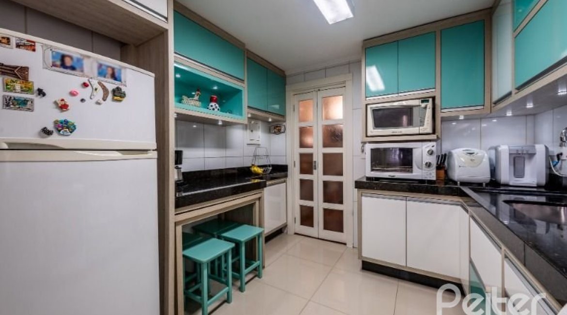 Casa em Condomínio à venda com 251m², 3 dormitórios, 1 suíte, 2 vagas, no bairro Ipanema em Porto Alegre