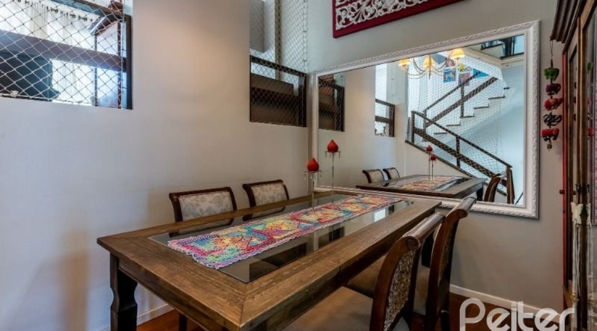 Casa em Condomínio à venda com 251m², 3 dormitórios, 1 suíte, 2 vagas, no bairro Ipanema em Porto Alegre