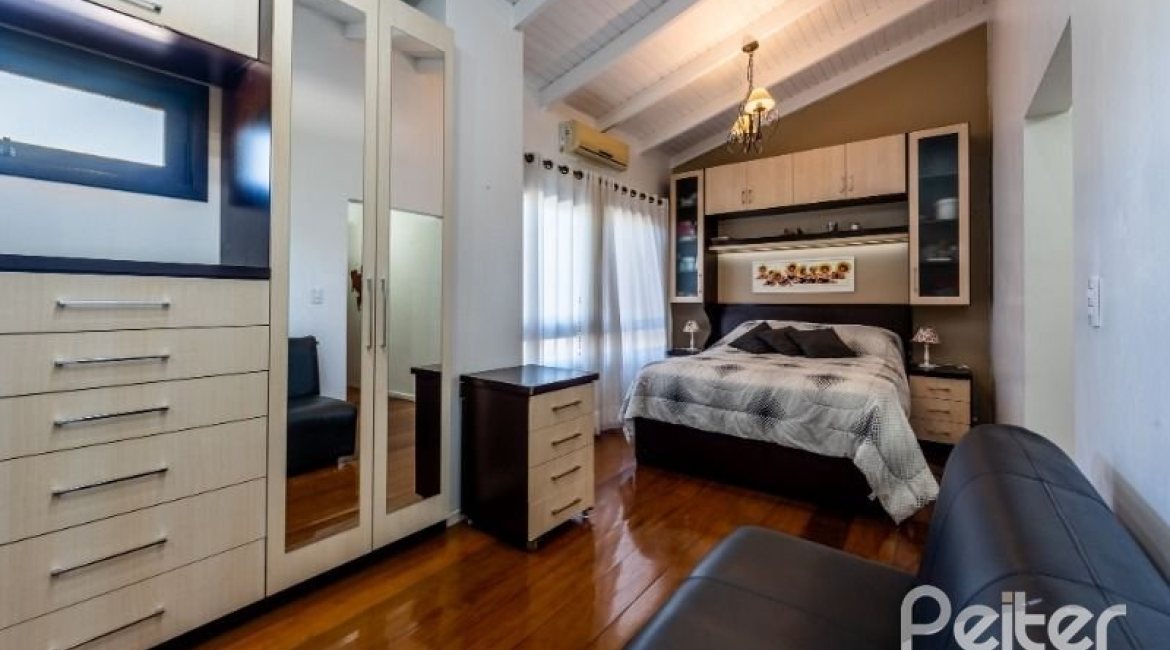 Casa em Condomínio à venda com 251m², 3 dormitórios, 1 suíte, 2 vagas, no bairro Ipanema em Porto Alegre