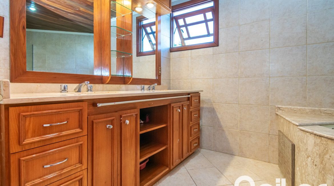 Casa em Condomínio à venda com 166m², 3 dormitórios, 1 suíte, 1 vaga, no bairro Jardim Isabel em Porto Alegre