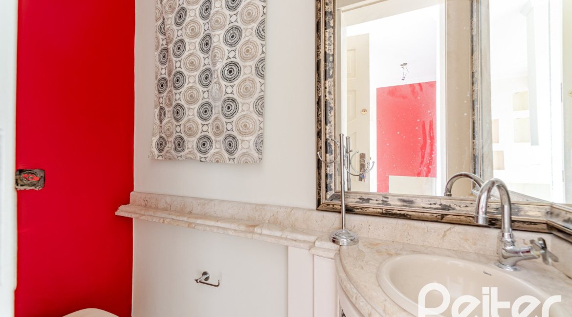 Casa em Condomínio à venda com 206m², 3 dormitórios, 1 suíte, 2 vagas, no bairro Tristeza em Porto Alegre