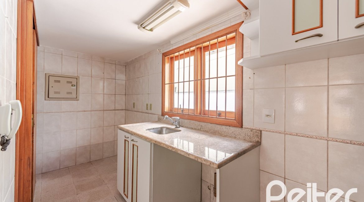 Casa em Condomínio à venda com 206m², 3 dormitórios, 1 suíte, 2 vagas, no bairro Tristeza em Porto Alegre