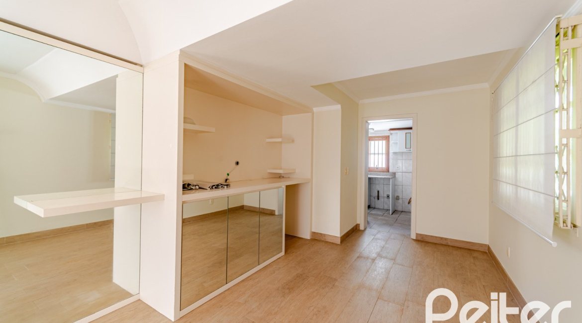 Casa em Condomínio à venda com 206m², 3 dormitórios, 1 suíte, 2 vagas, no bairro Tristeza em Porto Alegre