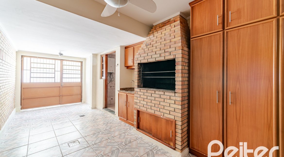 Casa em Condomínio à venda com 206m², 3 dormitórios, 1 suíte, 2 vagas, no bairro Tristeza em Porto Alegre