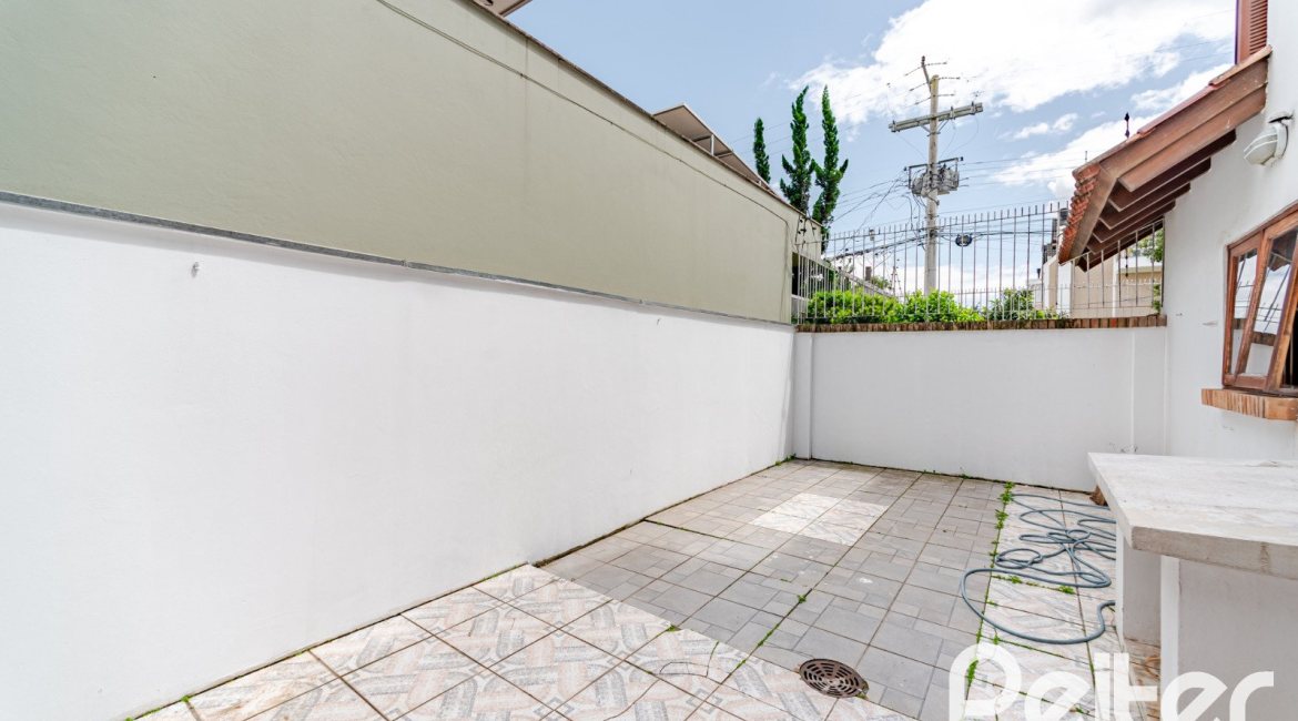 Casa em Condomínio à venda com 206m², 3 dormitórios, 1 suíte, 2 vagas, no bairro Tristeza em Porto Alegre