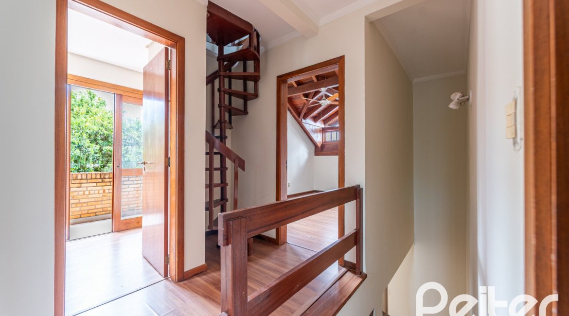 Casa em Condomínio à venda com 206m², 3 dormitórios, 1 suíte, 2 vagas, no bairro Tristeza em Porto Alegre