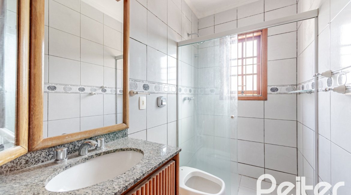 Casa em Condomínio à venda com 206m², 3 dormitórios, 1 suíte, 2 vagas, no bairro Tristeza em Porto Alegre