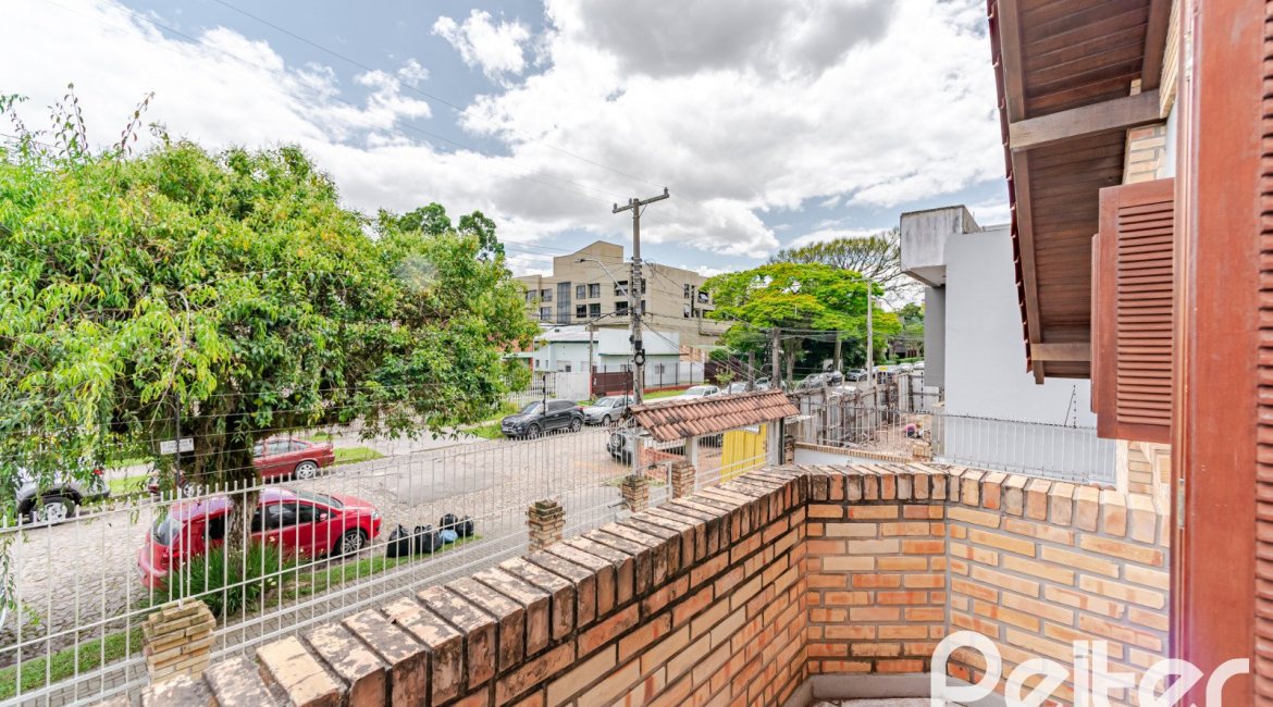 Casa em Condomínio à venda com 206m², 3 dormitórios, 1 suíte, 2 vagas, no bairro Tristeza em Porto Alegre