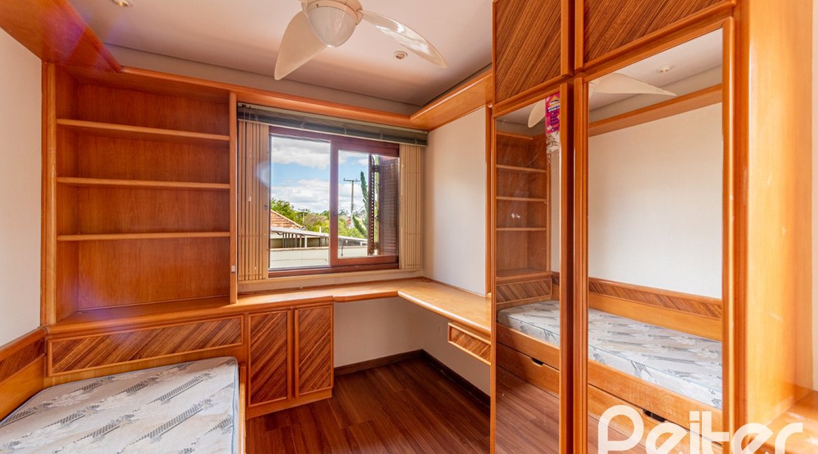 Casa em Condomínio à venda com 206m², 3 dormitórios, 1 suíte, 2 vagas, no bairro Tristeza em Porto Alegre