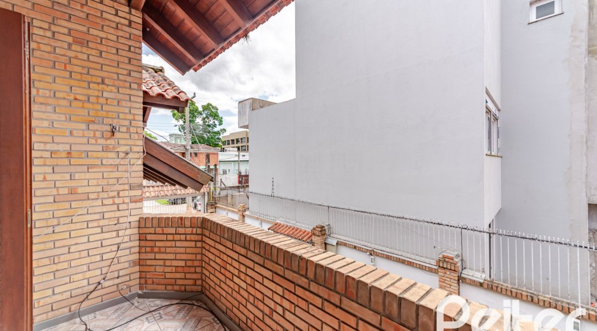 Casa em Condomínio à venda com 206m², 3 dormitórios, 1 suíte, 2 vagas, no bairro Tristeza em Porto Alegre