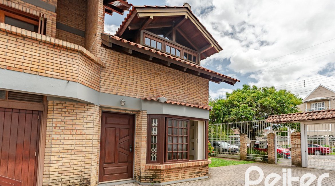 Casa em Condomínio à venda com 206m², 3 dormitórios, 1 suíte, 2 vagas, no bairro Tristeza em Porto Alegre
