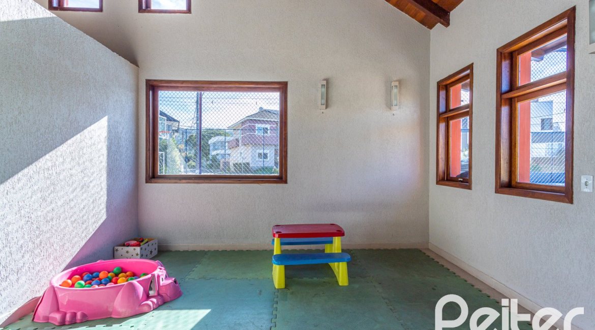 Casa em Condomínio à venda com 266m², 3 dormitórios, 3 suítes, 2 vagas, no bairro Hipica em PORTO ALEGRE