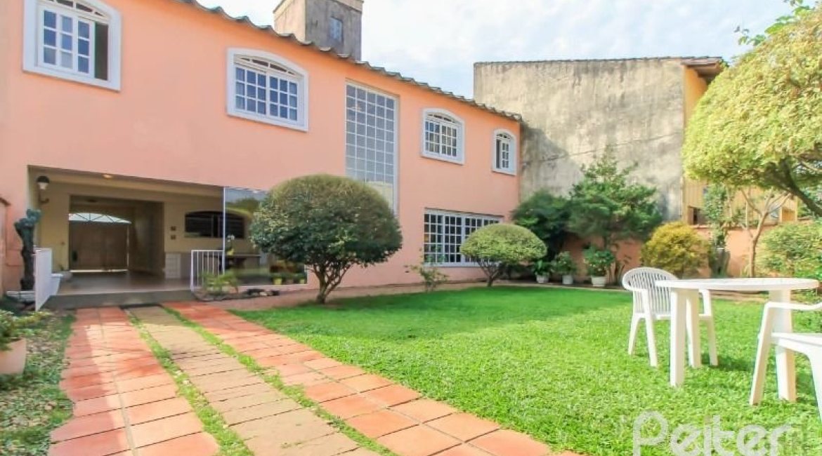 Casa à venda com 312m², 3 dormitórios, 2 suítes, 2 vagas, no bairro Ipanema em Porto Alegre