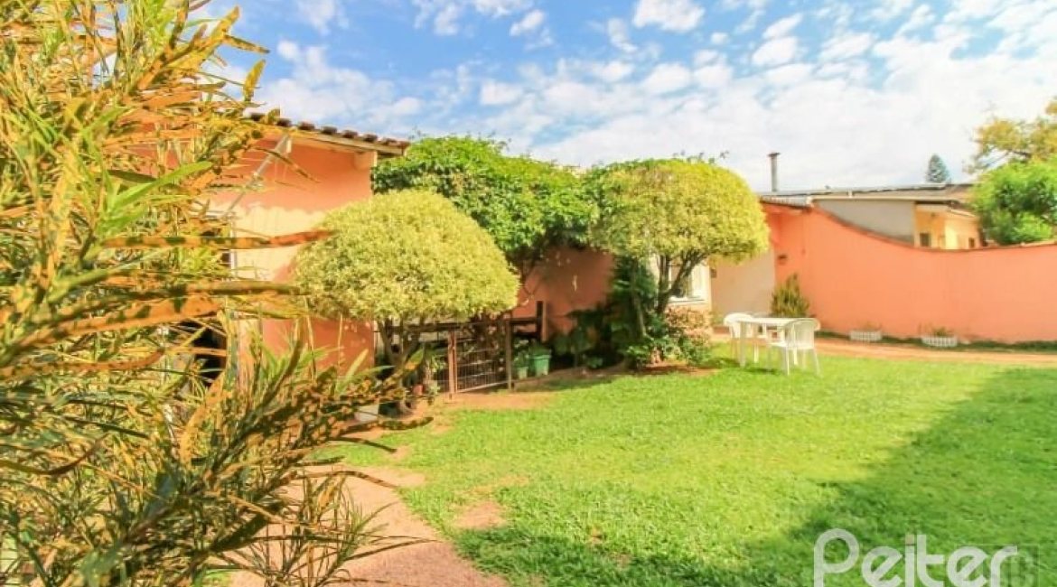 Casa à venda com 312m², 3 dormitórios, 2 suítes, 2 vagas, no bairro Ipanema em Porto Alegre