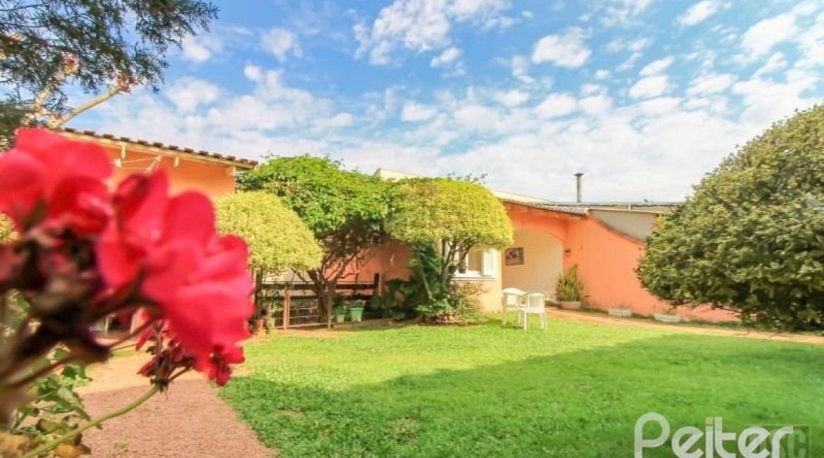 Casa à venda com 312m², 3 dormitórios, 2 suítes, 2 vagas, no bairro Ipanema em Porto Alegre