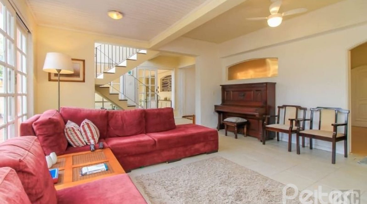 Casa à venda com 312m², 3 dormitórios, 2 suítes, 2 vagas, no bairro Ipanema em Porto Alegre