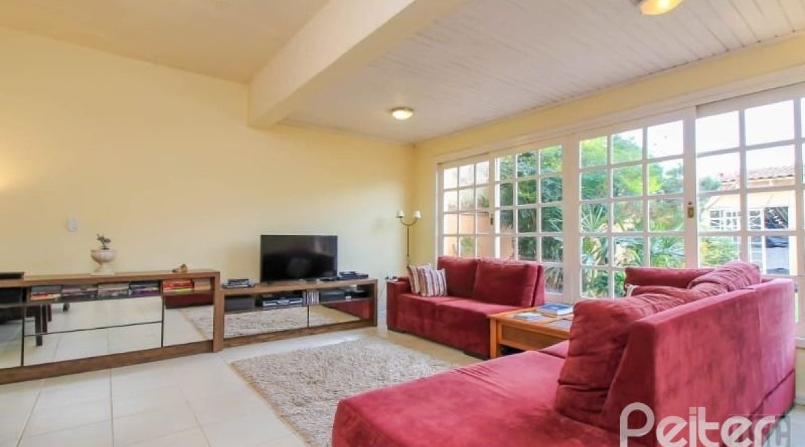 Casa à venda com 312m², 3 dormitórios, 2 suítes, 2 vagas, no bairro Ipanema em Porto Alegre