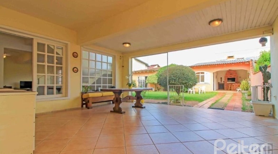 Casa à venda com 312m², 3 dormitórios, 2 suítes, 2 vagas, no bairro Ipanema em Porto Alegre