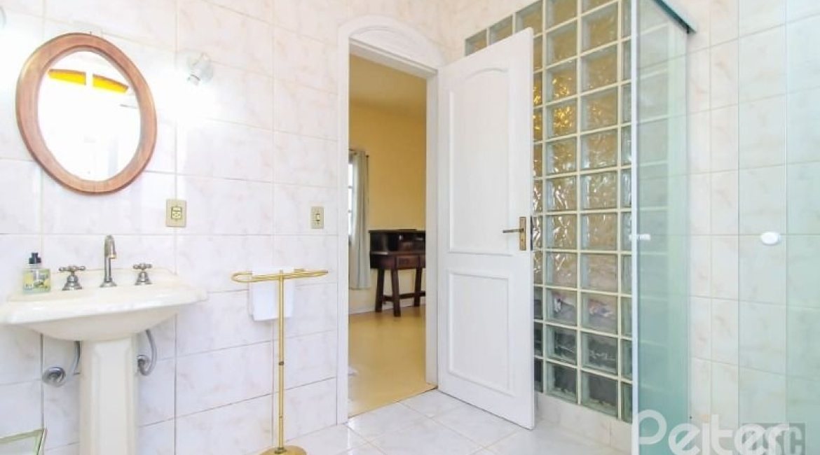 Casa à venda com 312m², 3 dormitórios, 2 suítes, 2 vagas, no bairro Ipanema em Porto Alegre