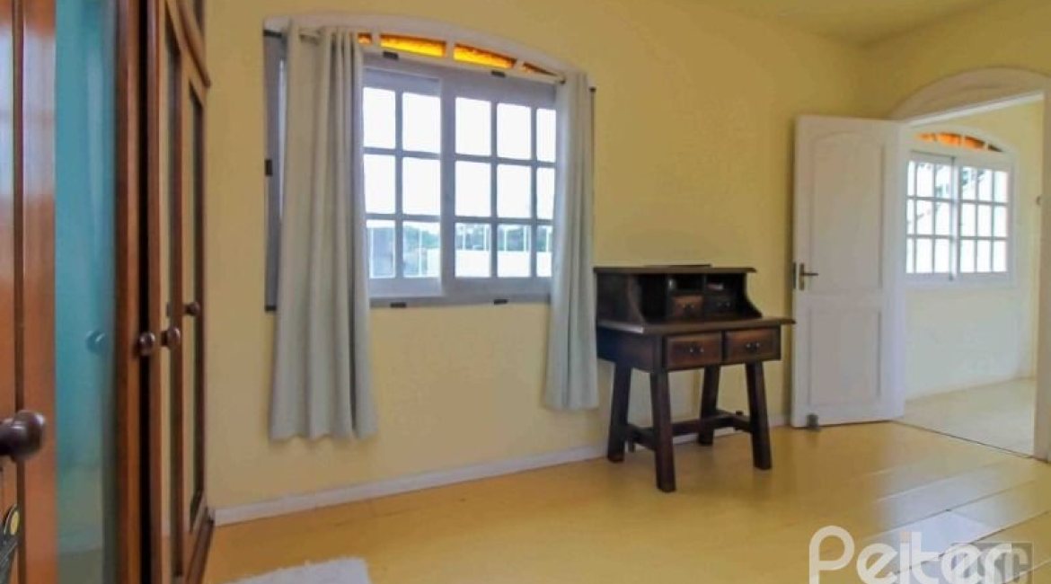 Casa à venda com 312m², 3 dormitórios, 2 suítes, 2 vagas, no bairro Ipanema em Porto Alegre