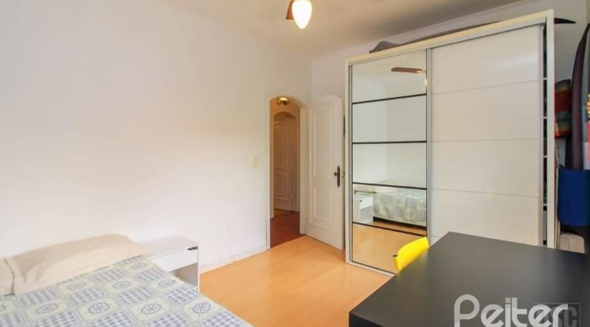 Casa à venda com 312m², 3 dormitórios, 2 suítes, 2 vagas, no bairro Ipanema em Porto Alegre