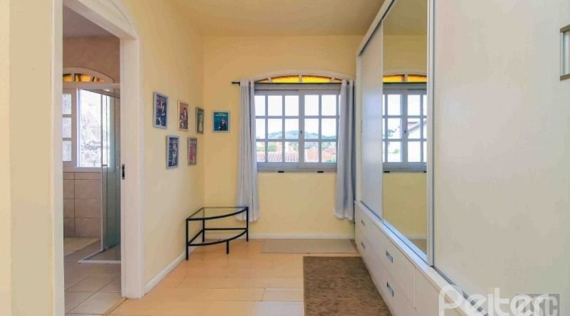 Casa à venda com 312m², 3 dormitórios, 2 suítes, 2 vagas, no bairro Ipanema em Porto Alegre