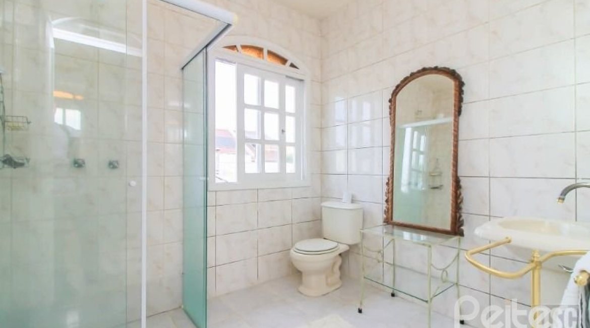 Casa à venda com 312m², 3 dormitórios, 2 suítes, 2 vagas, no bairro Ipanema em Porto Alegre