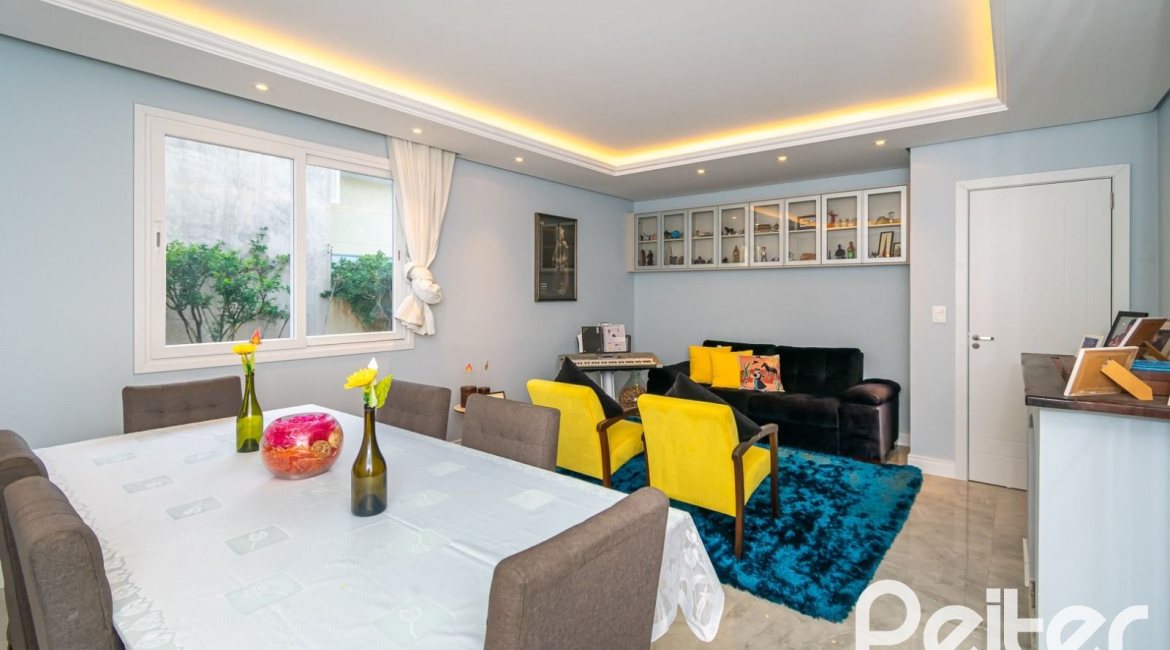 Casa à venda com 300m², 5 dormitórios, 5 suítes, 4 vagas, no bairro Jardim Isabel em Porto Alegre