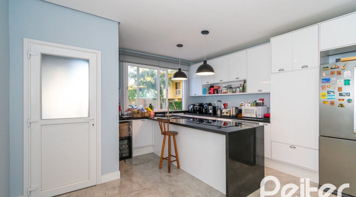 Casa à venda com 300m², 5 dormitórios, 5 suítes, 4 vagas, no bairro Jardim Isabel em Porto Alegre