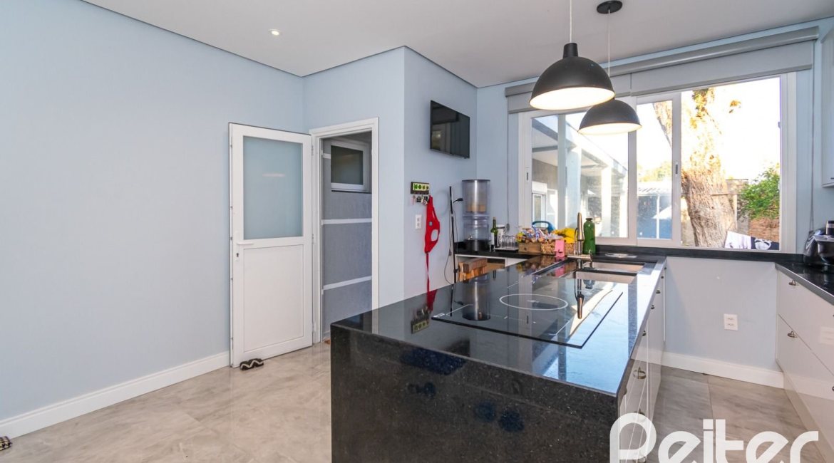 Casa à venda com 300m², 5 dormitórios, 5 suítes, 4 vagas, no bairro Jardim Isabel em Porto Alegre